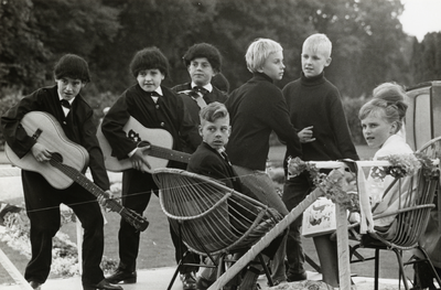 90838 Afbeelding van een groepje (als de Beatles?) verklede kinderen tijdens een optocht te Haarzuilens (gemeente ...